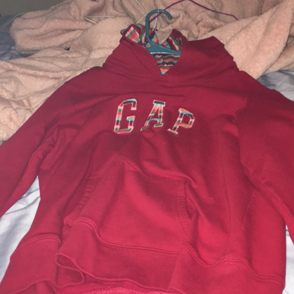 red GAP pull over
